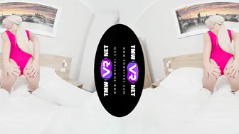 Blondies solo party in bed