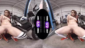 Hottie orgasms in the garage