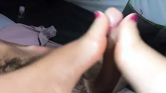 Amateur toejob with babe toes and gigantic penis jizzes between
