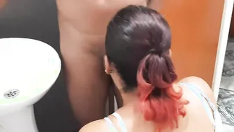 Brush porn video – A rich head into the WC