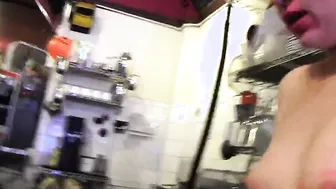 This is what happens into the kitchen when 2 beauty