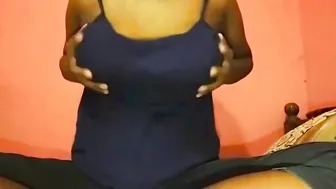 Sri Lankan Ashawari Sucking Off Breasts - දෙවෙනි ඉනිම නිදි නේනා එකට තන්