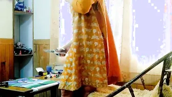 Torn porn video – Bimbo Tearing her clothes.