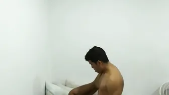 Follo a Señora de la limpieza en el cuarto de servicio y se deja llenar de semen - Sexo real