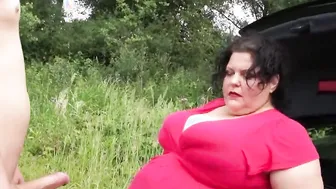 Old BBW fingering inside the trunk of her vehicle