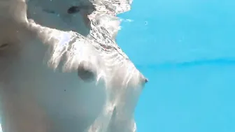 Irresistible blonde Zazie Skymm swims naked