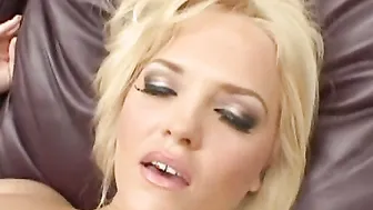 Alexis Texas Loves Being Teased And Pleased