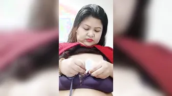 Malayalam women masturbating and penetrating her cunt two