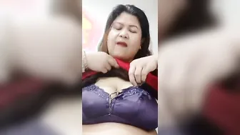 Malayalam women masturbating and penetrating her cunt two