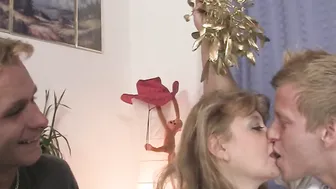 Older cunt finger fuck before double penetration