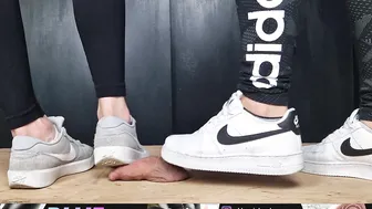 2 Girls inside Nike VS Dick