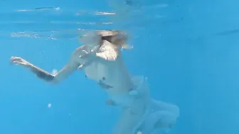 Finnish blonde inked pornstar Mimi underwater