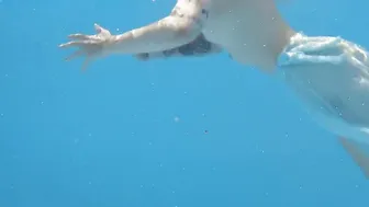 Finnish blonde inked pornstar Mimi underwater