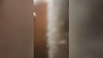 Друг трахает мою жену в жопу а я помогаю держать ее
