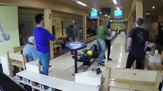 Guy penetrates attractive beauty while cuckold plays bowling