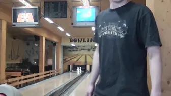 Guy penetrates attractive beauty while cuckold plays bowling