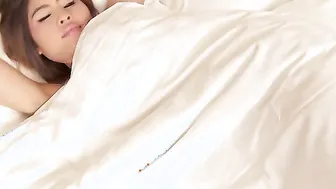 Thailand 19 Yo Shows Her Bald Twat