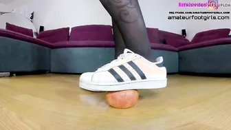 Kati Crushing Trampling with sneakers high heels ballerina