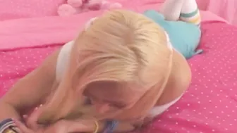 Lil Lexy fingers herself in solo scene