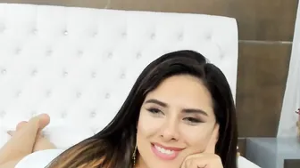 Sexy Chick Makes Her Pussy Wet