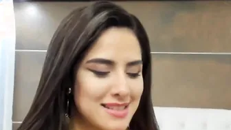 Sexy Chick Makes Her Pussy Wet