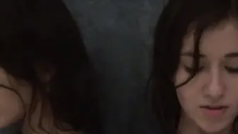 Teen Lesly on Bathtubs while rubbing her pussy