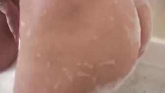 Simpson Twin with natural tits and pussy Bathtub Fingering