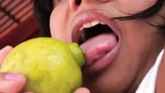 Tobie Teen Fingering pussy Outdoor