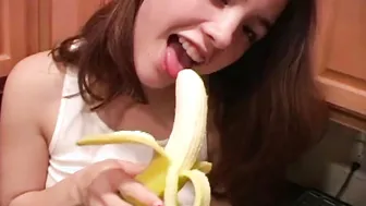 Hot Teen showing Big tits and yummy ass