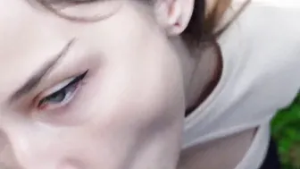 A teenie blogger knocked down a motorcycle and to avoid a fine blown him off