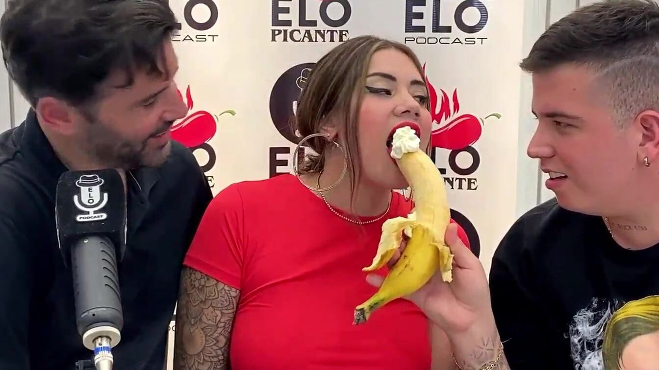 Interview with Elo Podcast ends into a fellatio and a lot of cum - Sara  Blonde - Elo Picante 4kPorn.XXX