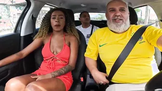 Nicoli Fox entrou na carona nas ruas do Rio de Janeiro com Leo Ogro