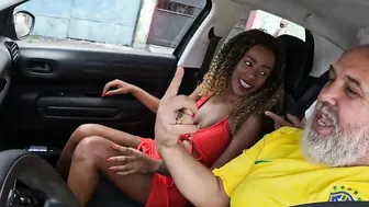 Nicoli Fox entrou na carona nas ruas do Rio de Janeiro com Leo Ogro