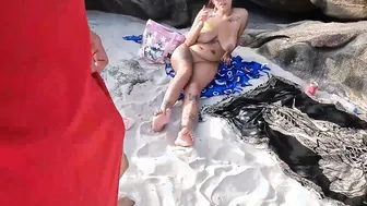 Se preparando para um bronze na praia do Abricó