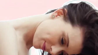 Canadian MILF beauty shows off hot body