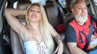 A mineira Monique Lopes aprontando nas ruas de São Paulo na carona