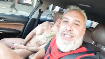 A mineira Monique Lopes aprontando nas ruas de São Paulo na carona