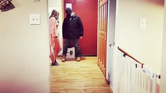 Wifey has sex with the delivery man on concealed camera