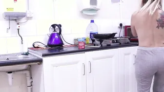 Cooking nude with a REAL spice cunt with mouth