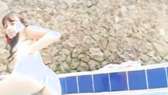 Paulina goes solo in outdoor pussy fingering