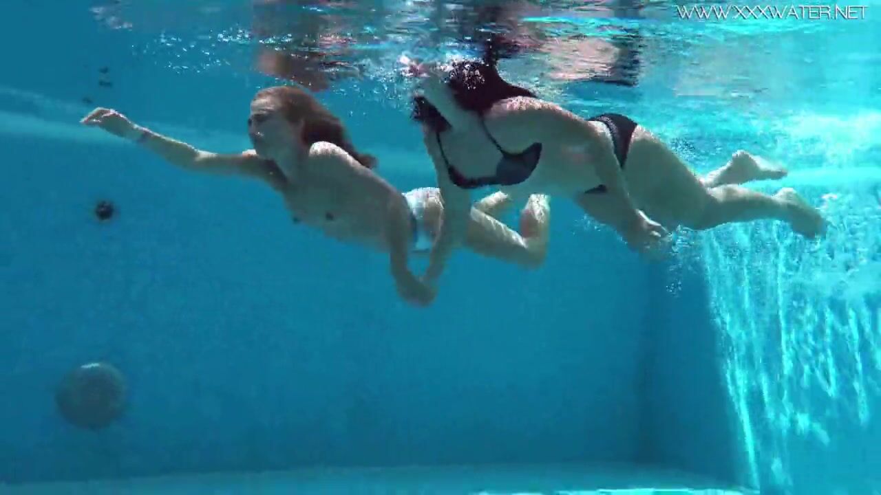 Jessica And Lindsay Swim Nude Inside The Pool 4kporn Xxx