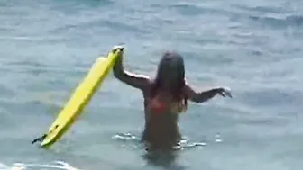 Masturbating bikini teen goes solo