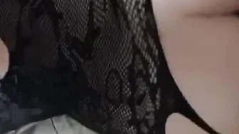 绿帽奴谢欣喜欢让骚货婊子母狗就爱做鸡的老婆胡尔斯给他戴绿帽，被死渣男周敏大鸡巴疯狂操逼，妹妹胡尔其也是个骚婊子，天天被周敏捅屁眼