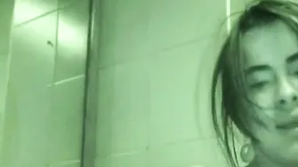Teen masturbates alone in the mirror