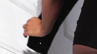 Flexible ebony dancer exposes her boobs