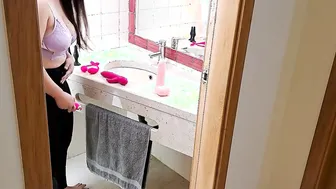 Stepsister receives facial creampie through a hole inside the sink