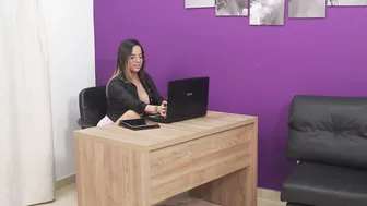 The sex therapist fucks me and makes me come blowing my butt