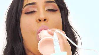Squirting Teen Newbie With Curvy Body Solo Toying Herself During Live Show