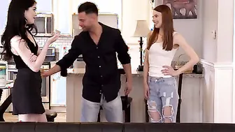 After the impromptu lesbo three-way Monica lets herself in Rachels apartment to clean up. Rachel