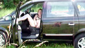 Moni im Freien und wichst sich im Auto